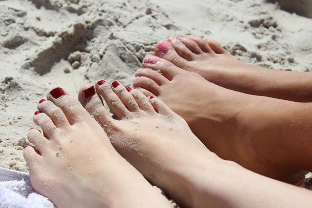 NAILS feet-492549_640